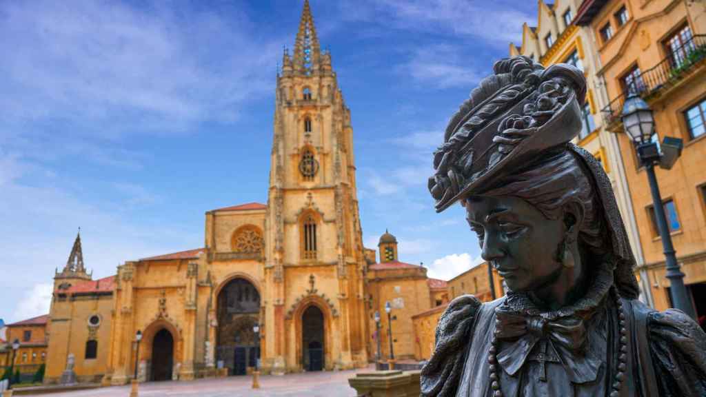 Estatua de la Regenta y Catedral de Oviedo, Asturias.