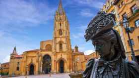 Estatua de la Regenta y Catedral de Oviedo, Asturias.