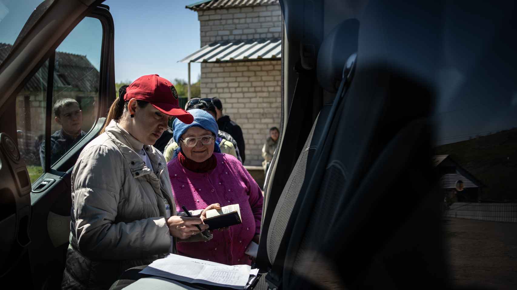 Los voluntarios llevan un registro de las personas que reciben la ayuda en los diferentes enclaves.