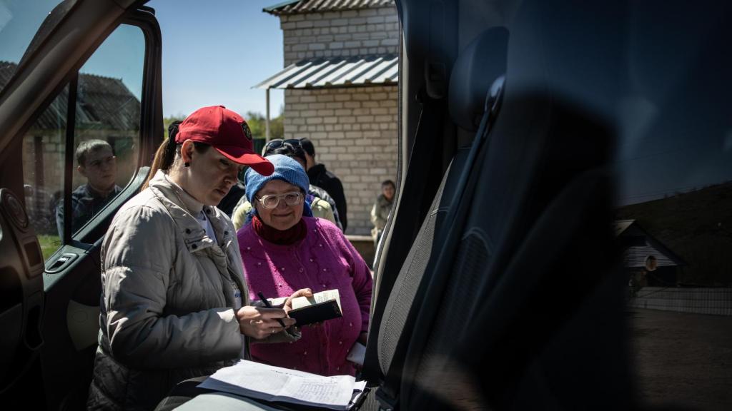 Los voluntarios llevan un registro de las personas que reciben la ayuda en los diferentes enclaves.