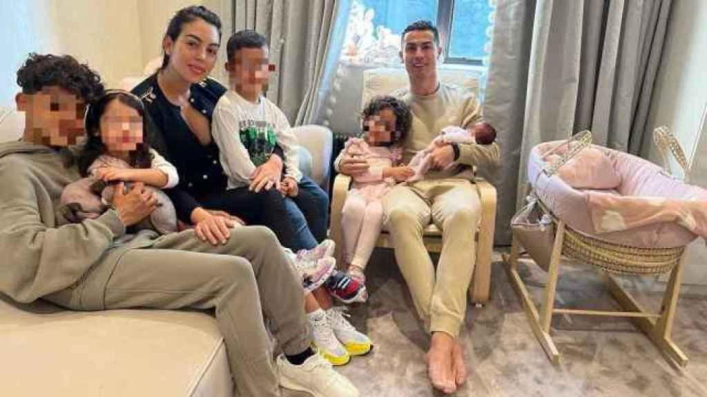 Cristiano y Georgina con los cinco niños de la casa.