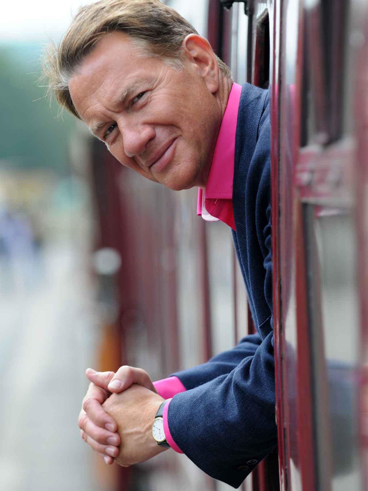 Michael Portillo es hoy un popular presentador de la televisión británica, en la que realiza reportajes sobre el mundo ferroviario internacional.
