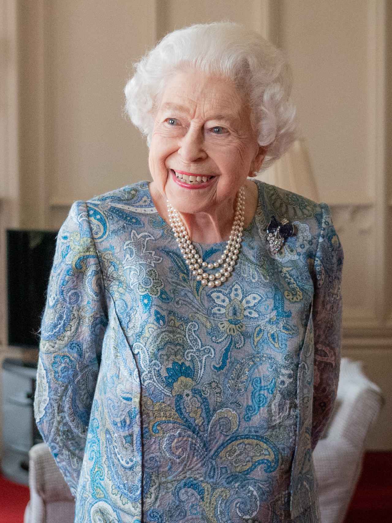 Isabel II está haciendo frente a las habladurías sobre su estado de salud mostrando la más amplia de sus sonrisas.