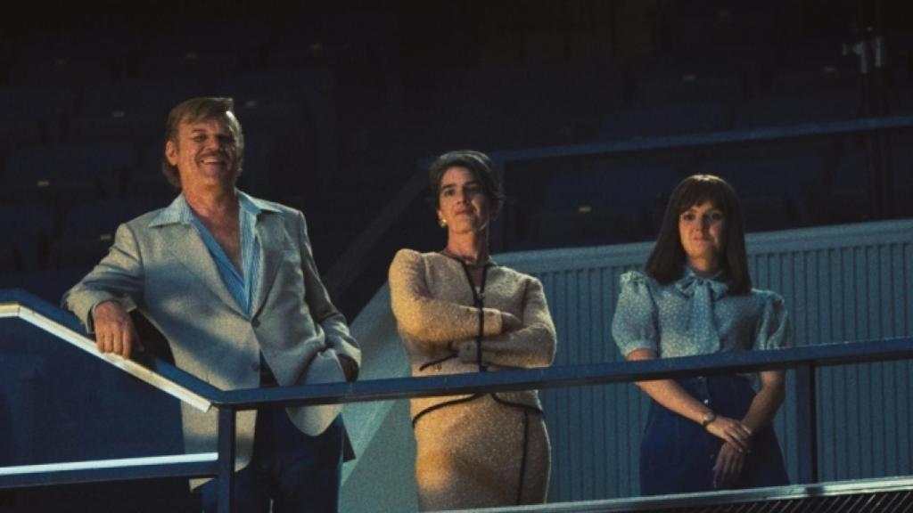 Jerry Buss, Claire Rothman (Gaby Hoffman) y Jessie Buss (Sally Field).