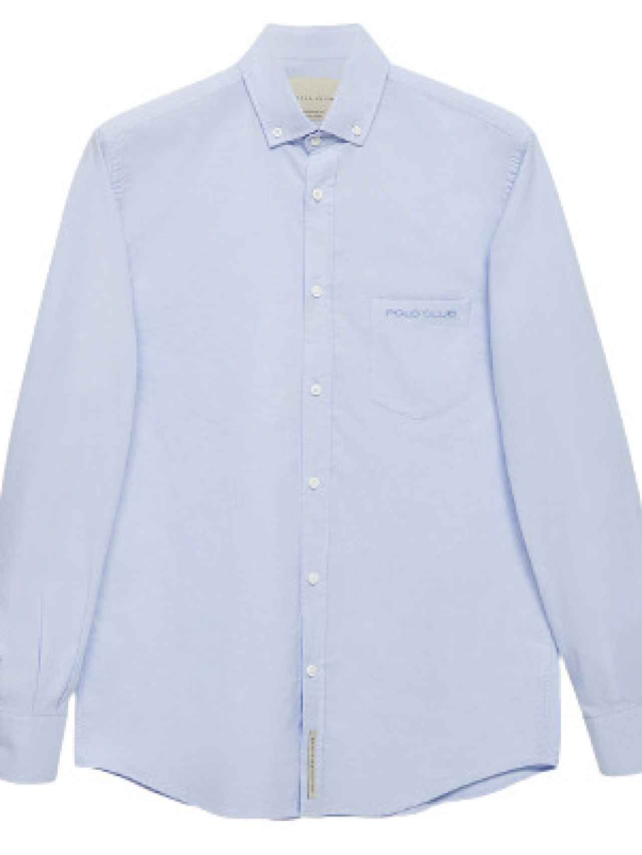 Camisa oxford azul con bolsillo y logo bordado. (Precio: 120 euros).