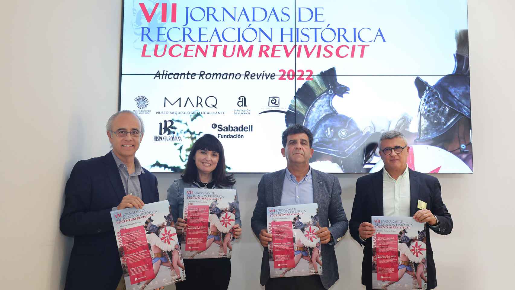 La diputada Julia Parra junto a los responsables del Marq y de la asociación Hispania Romana.