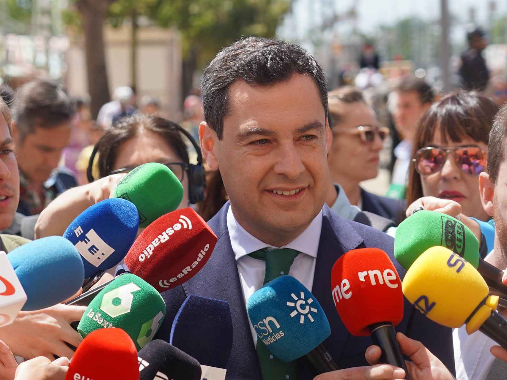 El presidente de la Junta, Juanma Moreno, atiende a los medios en una imagen de archivo.