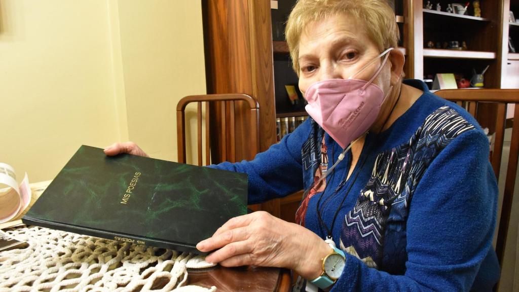 Efredes, con su libro de poesías