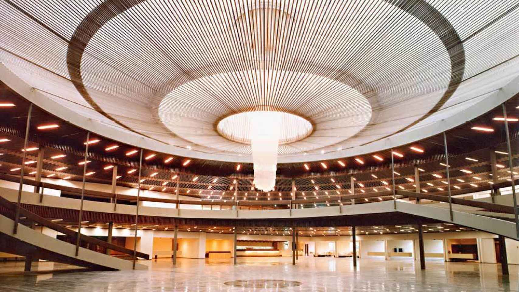 La famosa cúpula del interior del Palacio de Congresos.