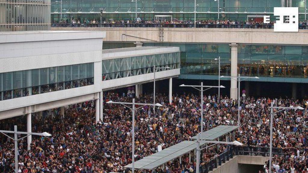 Ocupación del aeropuerto de El Prat orquestada por los CDR el 14 de octubre de 2019./