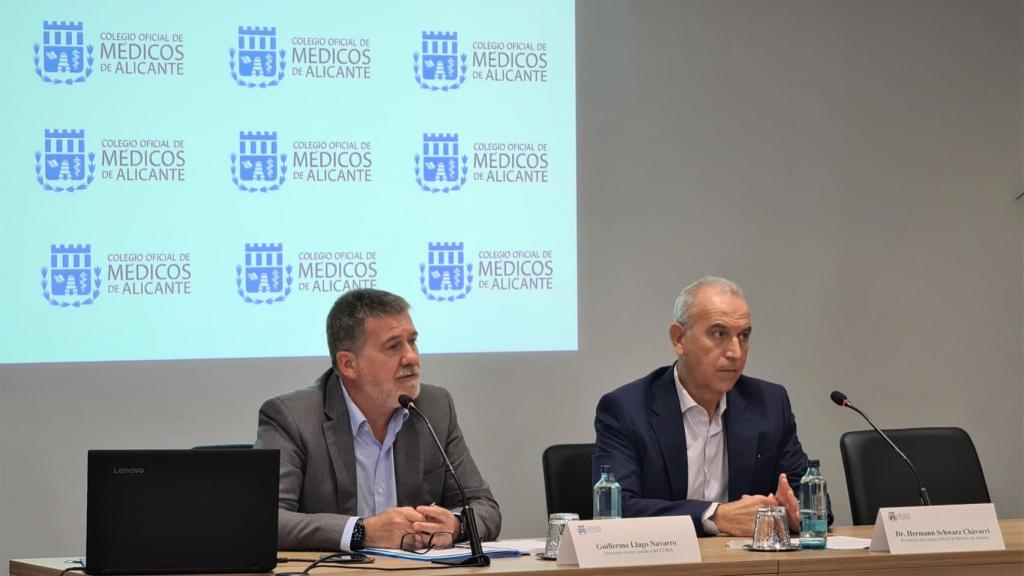 Guillermo Llago Navarro (abogado) y Hermann Schwarz (presidente del COMA), en el la rueda de prensa.