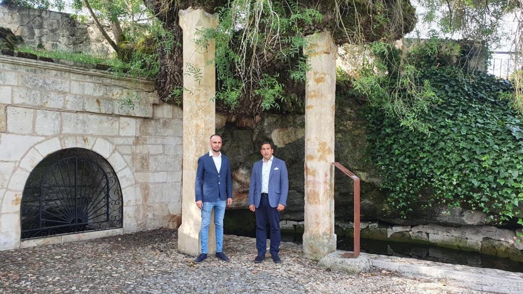 Eloy Ruiz visita San Pedro del Valle acompañado por el alcalde