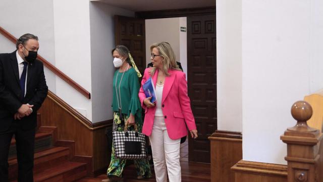 Las diputadas regionales del PP Ana Guarinos y Lola Merino entrando este jueves al salón de plenos.