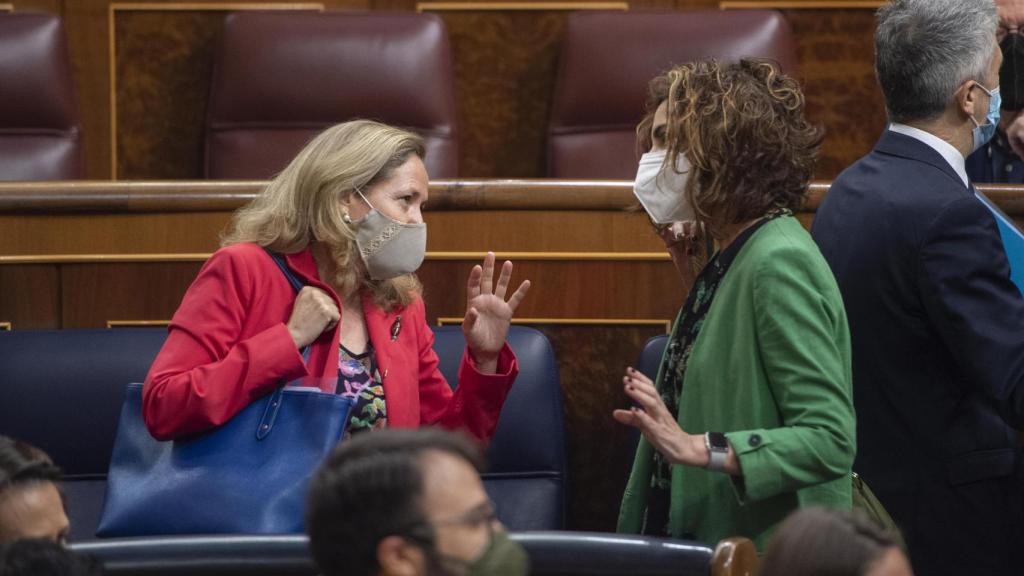 Nadia Calviño, vicepresidenta del Gobierno y responsable de Asuntos Económicos, y María Jesús Montero, ministra de Hacienda y Función Pública.