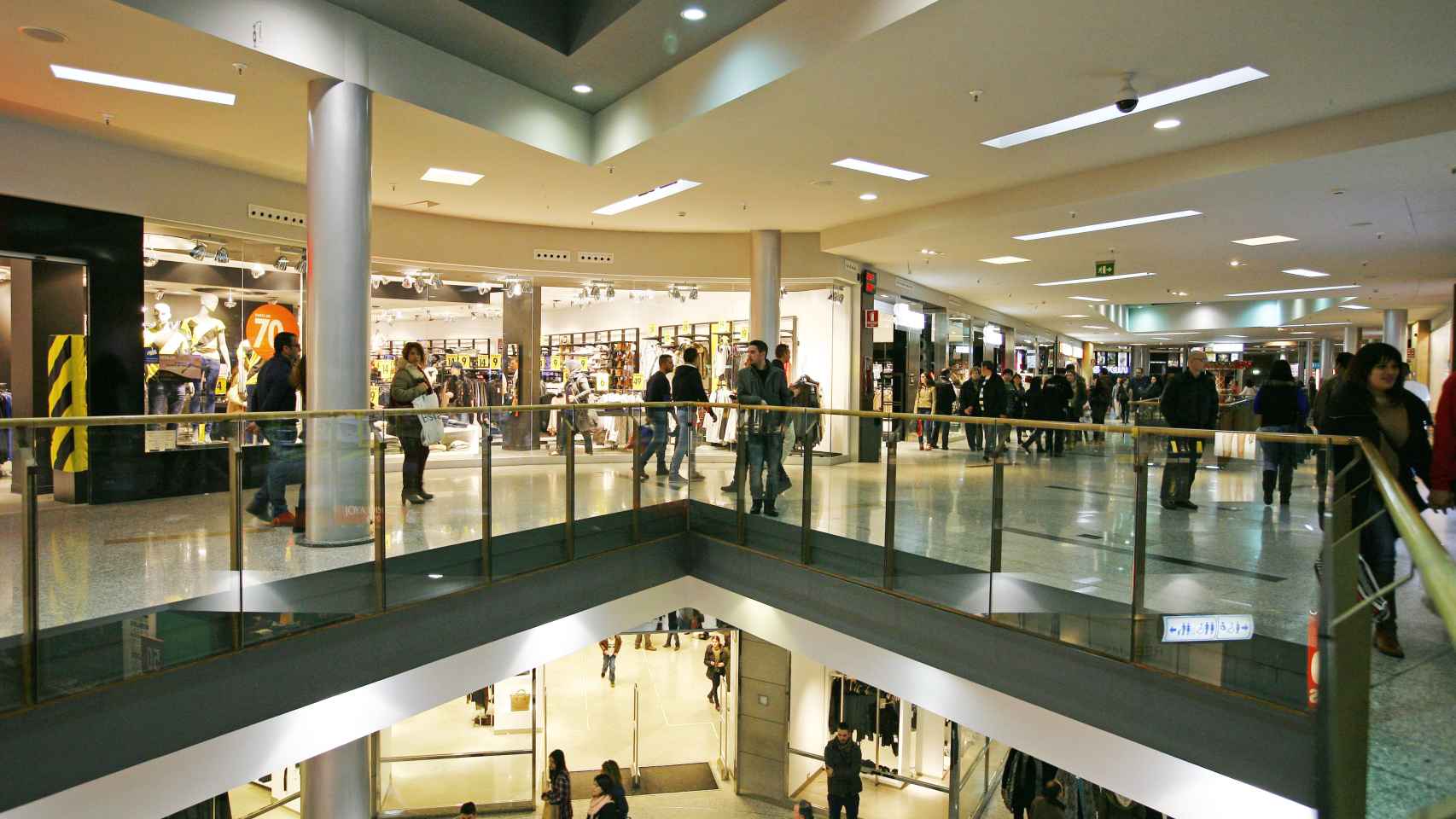 Imagen de archivo del interior de un centro comercial.