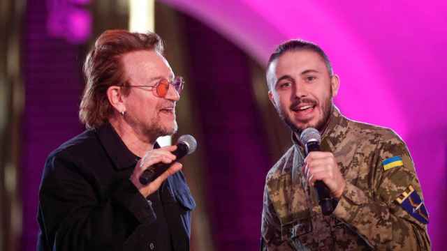 Bono canta en el metro de Kiev junto a un soldado ucraniano, cantante de la banda ucraniana Taras Topolia.