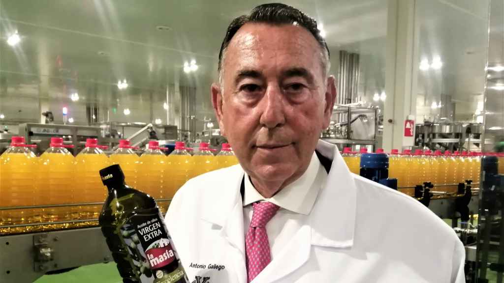 Antonio Gallego Jurado, director general de Migasa, la líder mundial de producción de aceite de oliva, posa en su planta de envasado en Dos  Hermanas (Sevilla).