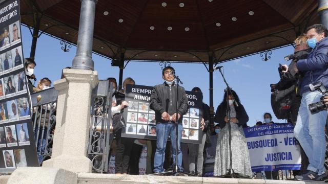 Un familiar de los desaparecidos del naufragio comparece durante una protesta.