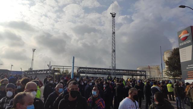 Concentración de trabajadores de empresas auxiliares ante la refinería de A Coruña