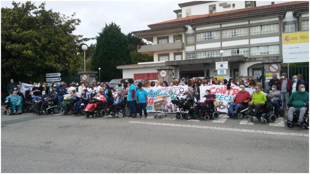 Usuarios y trabajadores frente al CAMF.