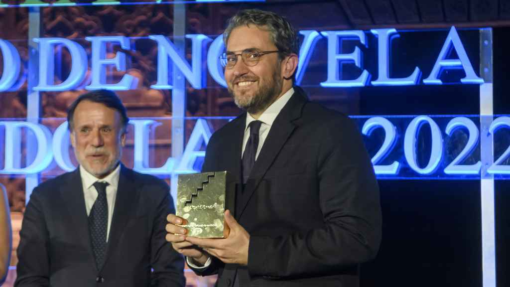 Máximo Huerta, recibiendo el galardón acompañado de José Crehueras. / Efe