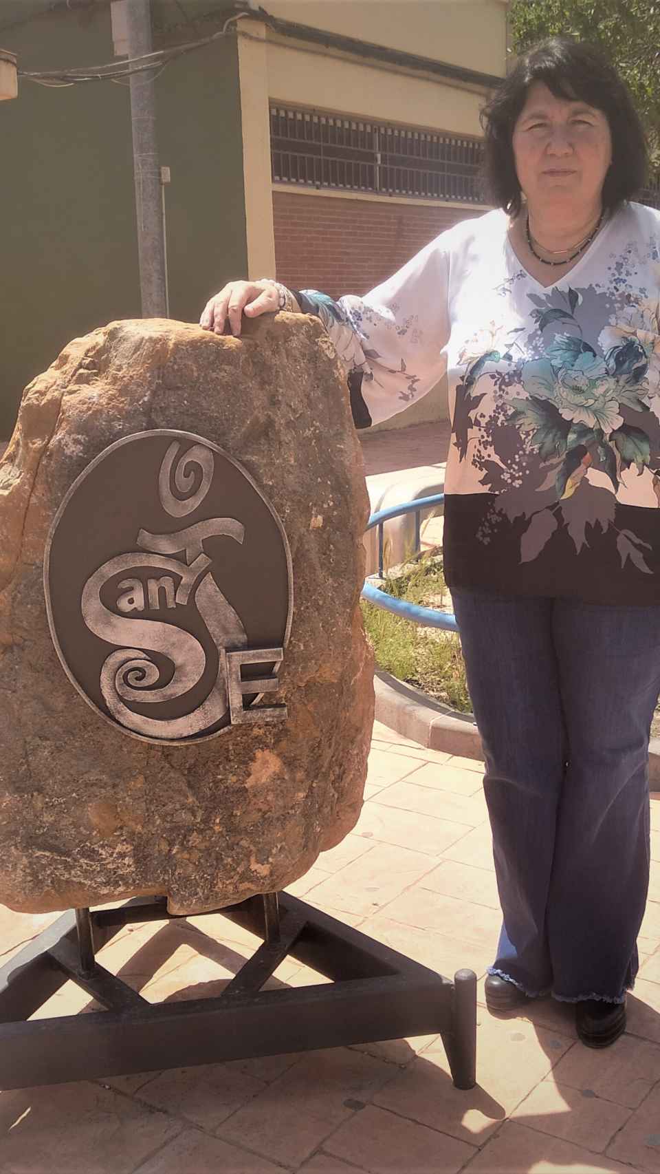 Isabel Saturno, directora del IES Sanje en Alcantarilla, este viernes, junto a una escultura con el nombre del instituto.