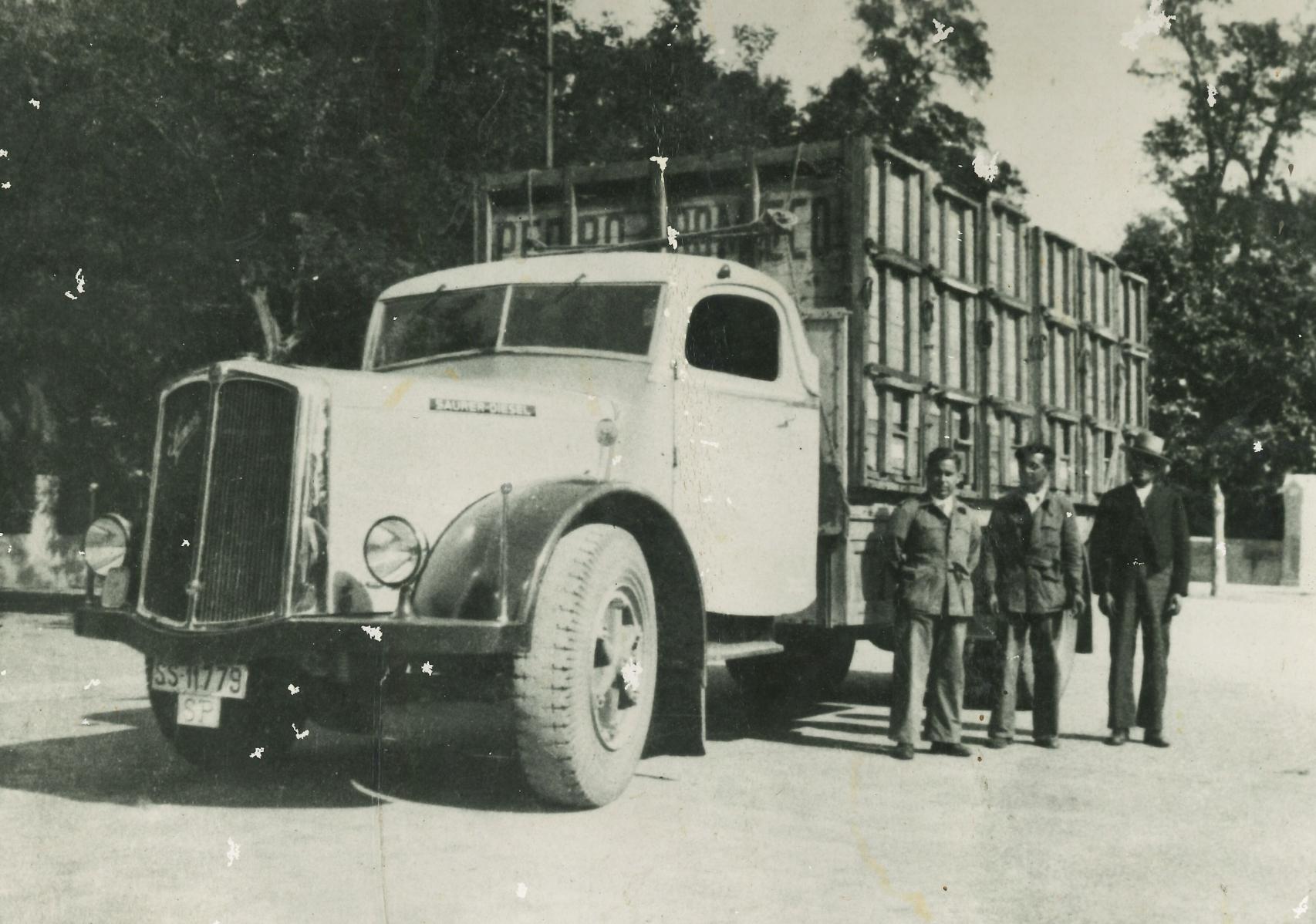 Camión con mercancías para la venta en los primeros años de la empresa de Miguel Gallego Núñez, en la Plaza de las Ventas de Madrid, en 1942.