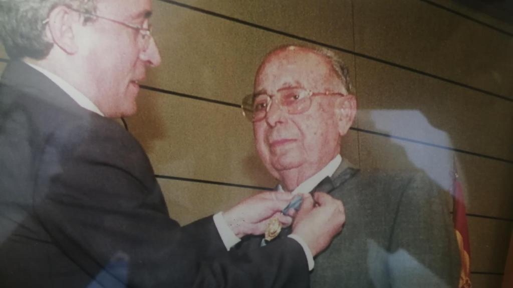 Miguel Gallego Núñez recibe la Medalla al Trabajo de manos del ministro Juan Carlos Aparicio, en 2000.