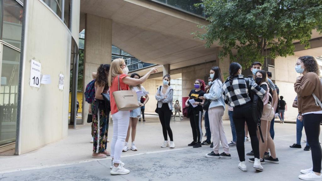 Una profesora, en 2021, ofreciendo indicaciones a los estudiantes que se iban a examinar de la Ebau en la Universidad de Murcia.