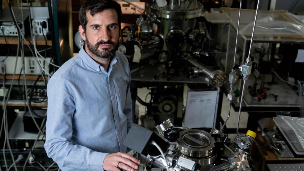 Alejandro Manjavacas en su laboratorio del CSIC.