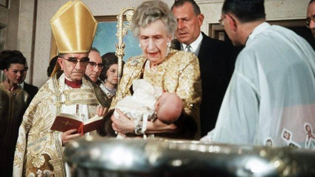 La reina Victoria Eugenia con su bisnieto Felipe en su bautizo. Detrás, Juan de Borbón.