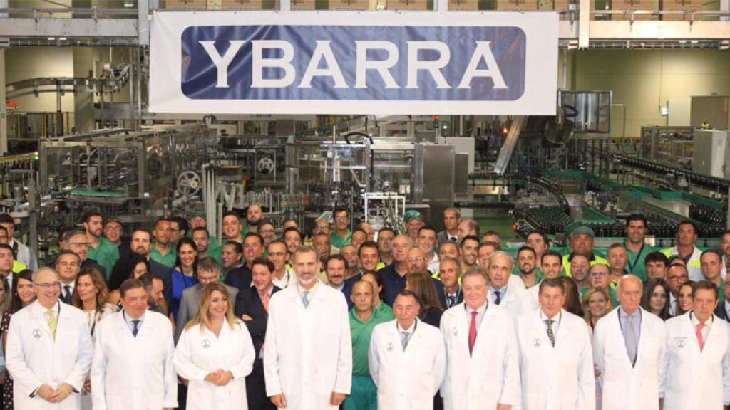 Trabajadores y autoridades en la inauguración de la fábrica reconstruida de Ybarra, en 2018.