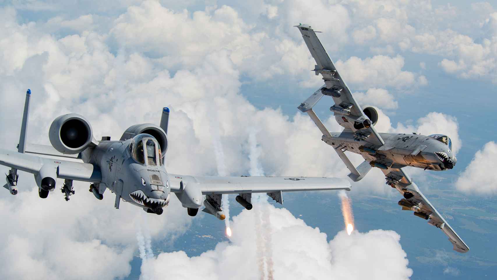 Dos A-10 lanzando bengalas como contramedida