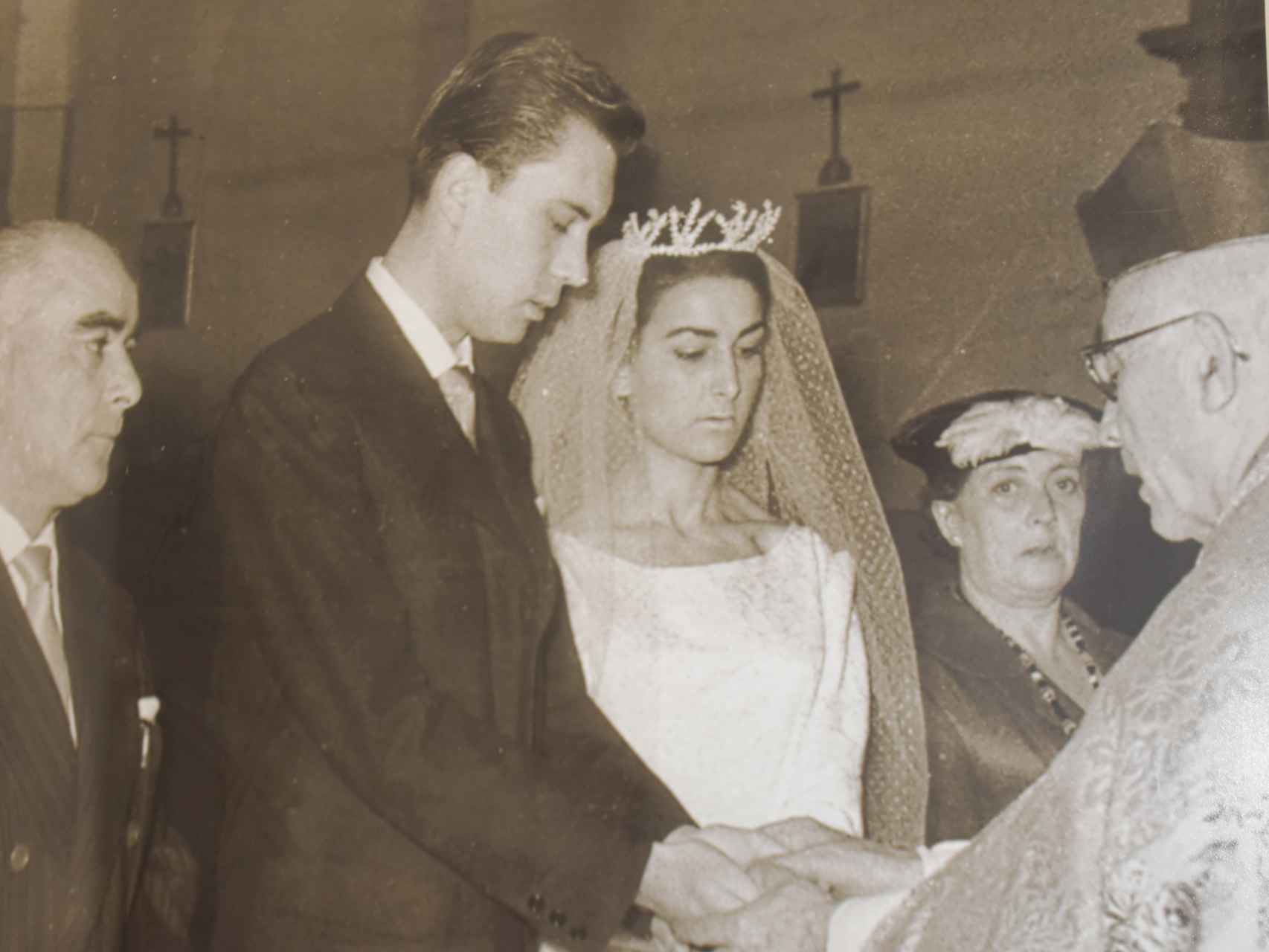 Franciso Umbral y su mujer, María España, el día de su boda en la Iglesia de San Martín, Valladolid