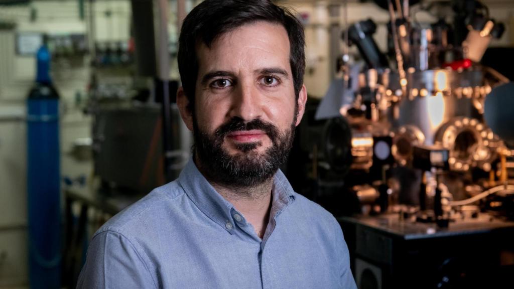 Alejandro Manjavacas en su laboratorio del CSIC.