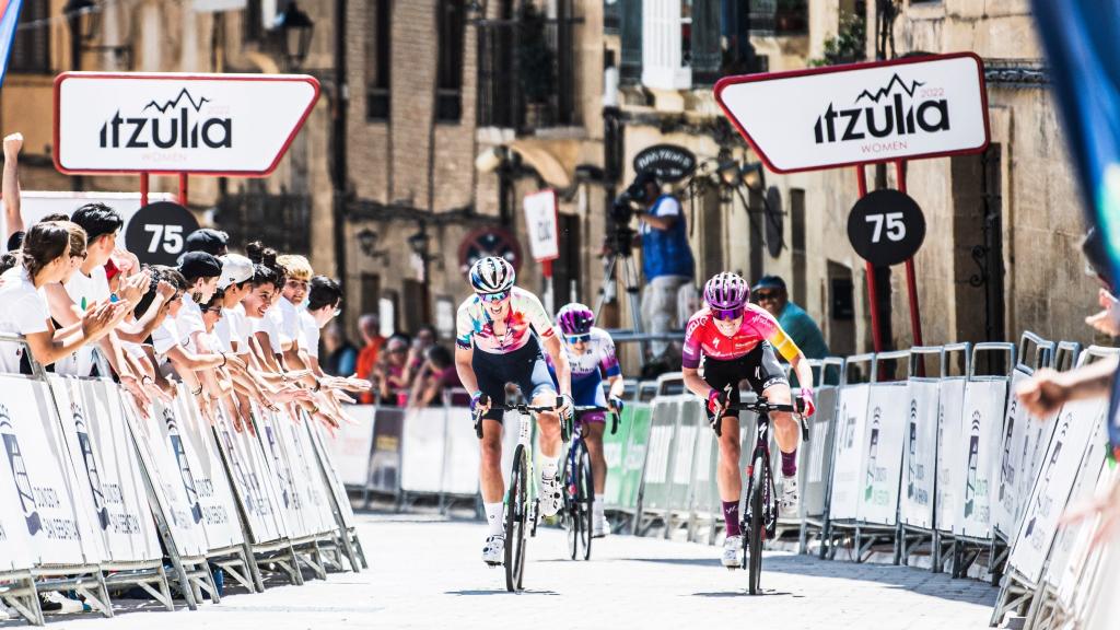 Demi Vollering se lleva la primera etapa de la Itzulia Women 2022