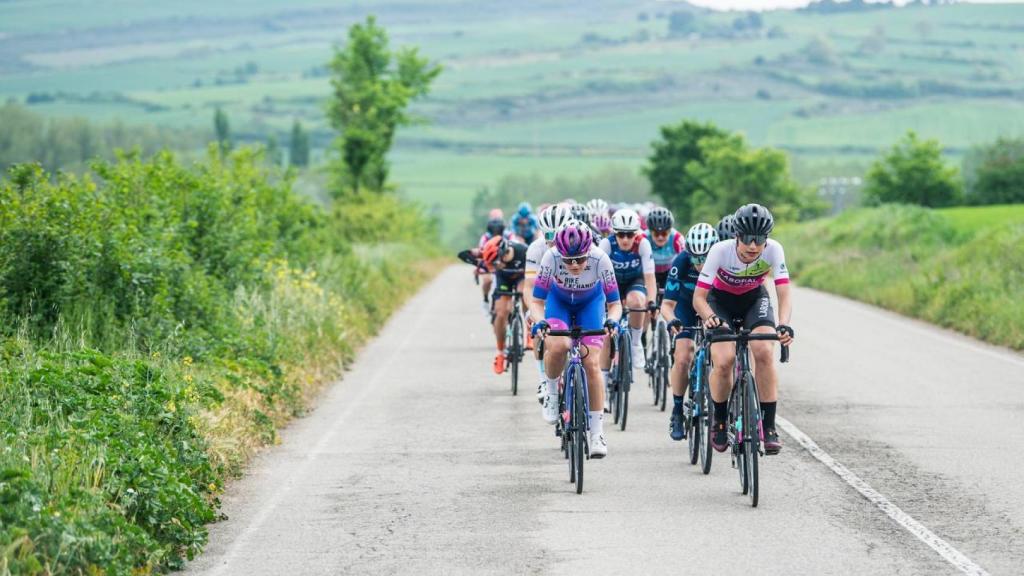 El pelotón en la primera etapa de la Itzulia femenina 2022