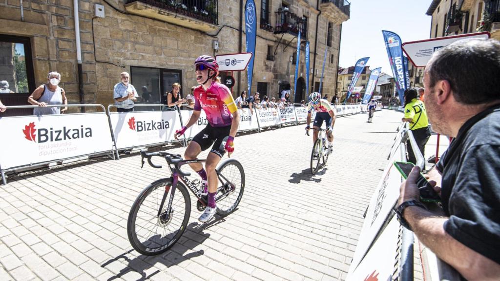 La llegada a meta de Demi Vollering en la primera etapa de la Itzulia Femenina 2022