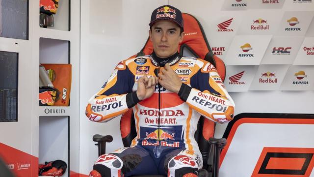 Marc Márquez en el box de Honda