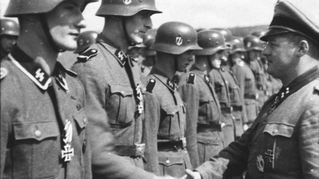 Entrega de condecoraciones a los voluntarios de la División Wiking. / Bundesarchiv