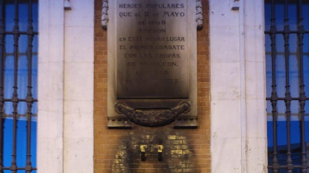 Así han quedado la placa y la corona a los Héroes del Dos de Mayo de la Real Casa de Correos. de Madrid.