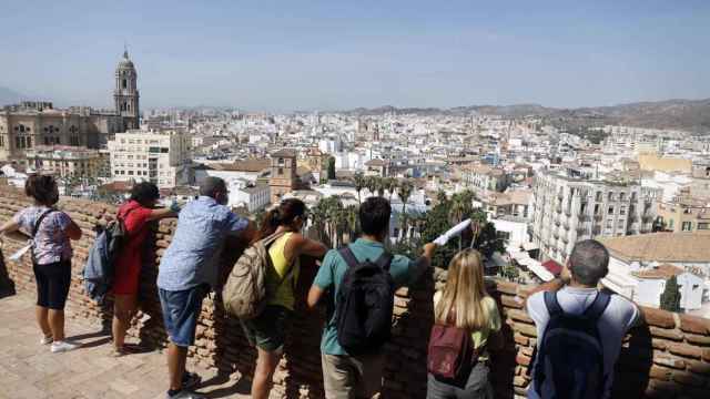 Un grupo de turistas observan Málaga desde el mirador de La Alcazaba.
