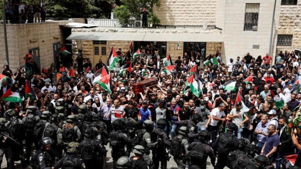 Las tropas israelíes cargando contra los asistentes al funeral de la periodista.