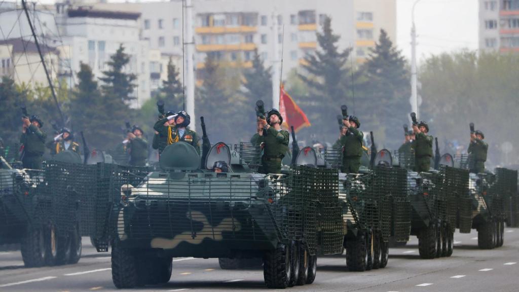 Militares bielorrusos participan en el desfile del Día de la Victoria