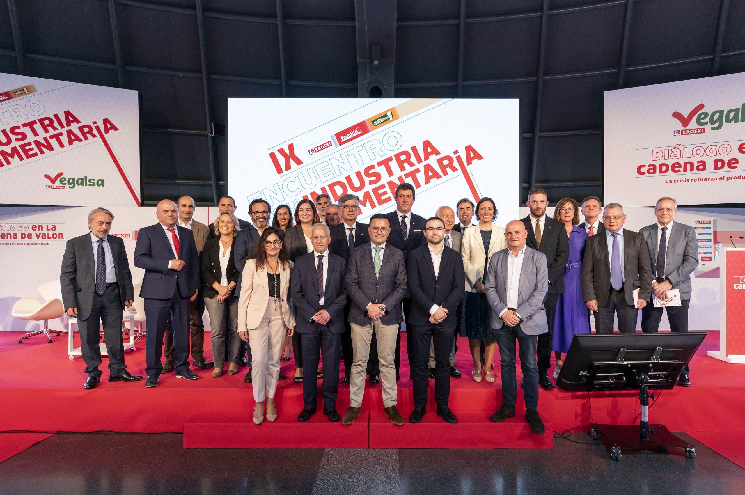 Representantes institucionales y de Vegalsa-Eroski en una foto de familia