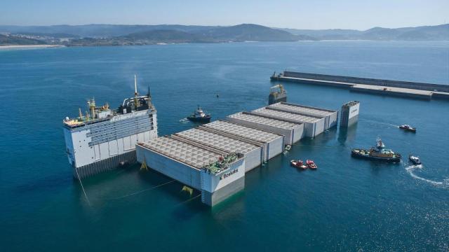 La operación en A Coruña de exportación de cajones en el mayor buque semisumergible del mundo