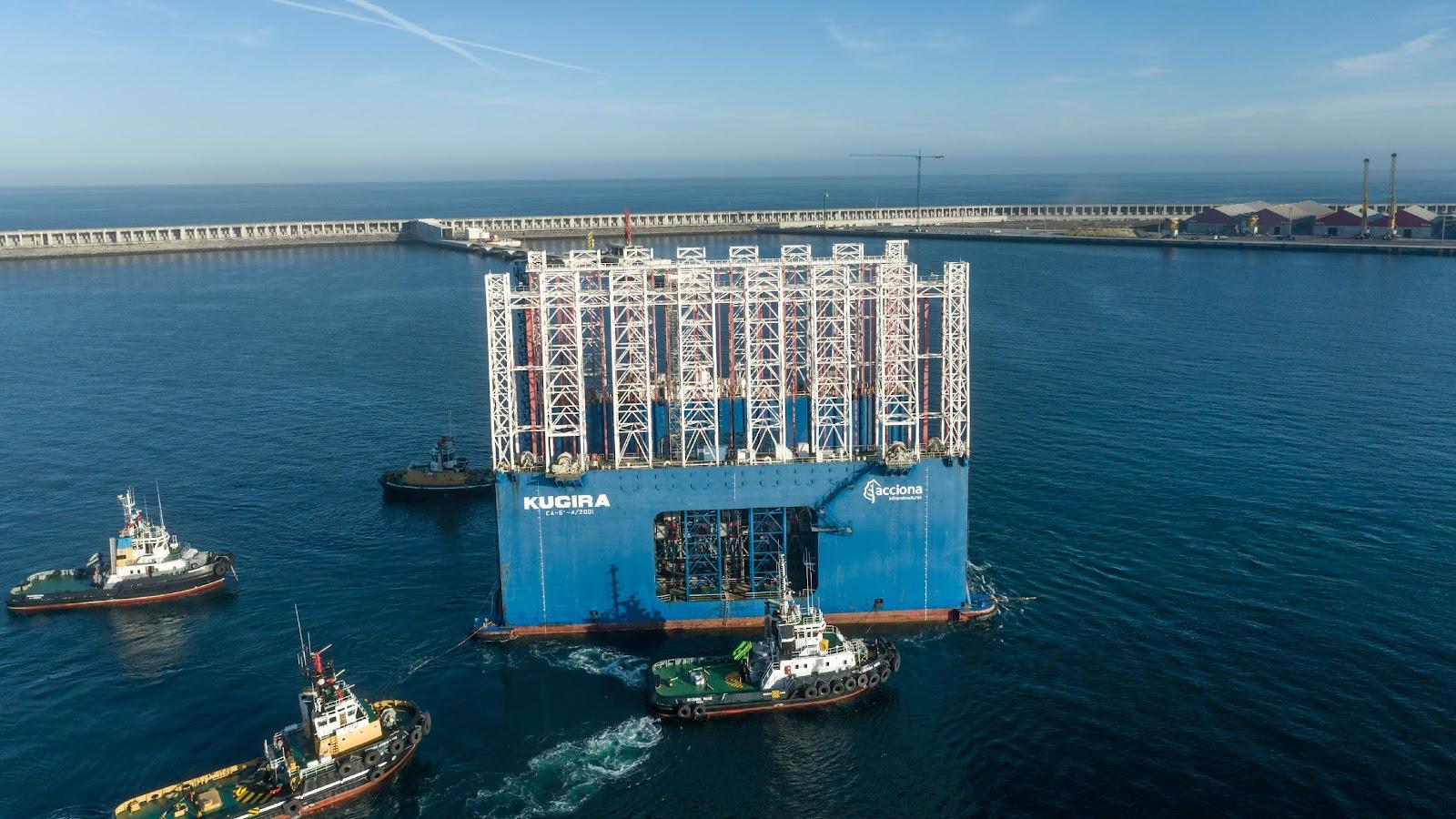 Foto del Kugira en su llegada al puerto exterior de A Coruña el pasado mes de octubre de 2021