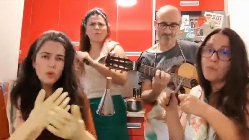 Eurovisión a la gallega: El grupo De Vacas presenta su versión del ‘SloMo’ de Chanel