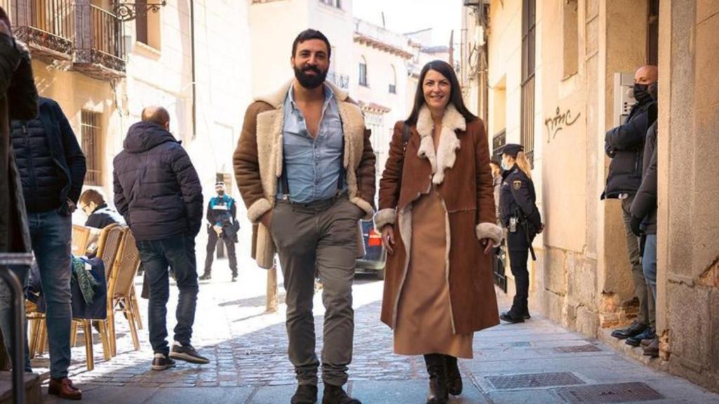 El coordinador de la campaña electoral de Vox en Andalucía, Jacobo González-Robatto, junto a la candidata de la formación, Macarena Olona.