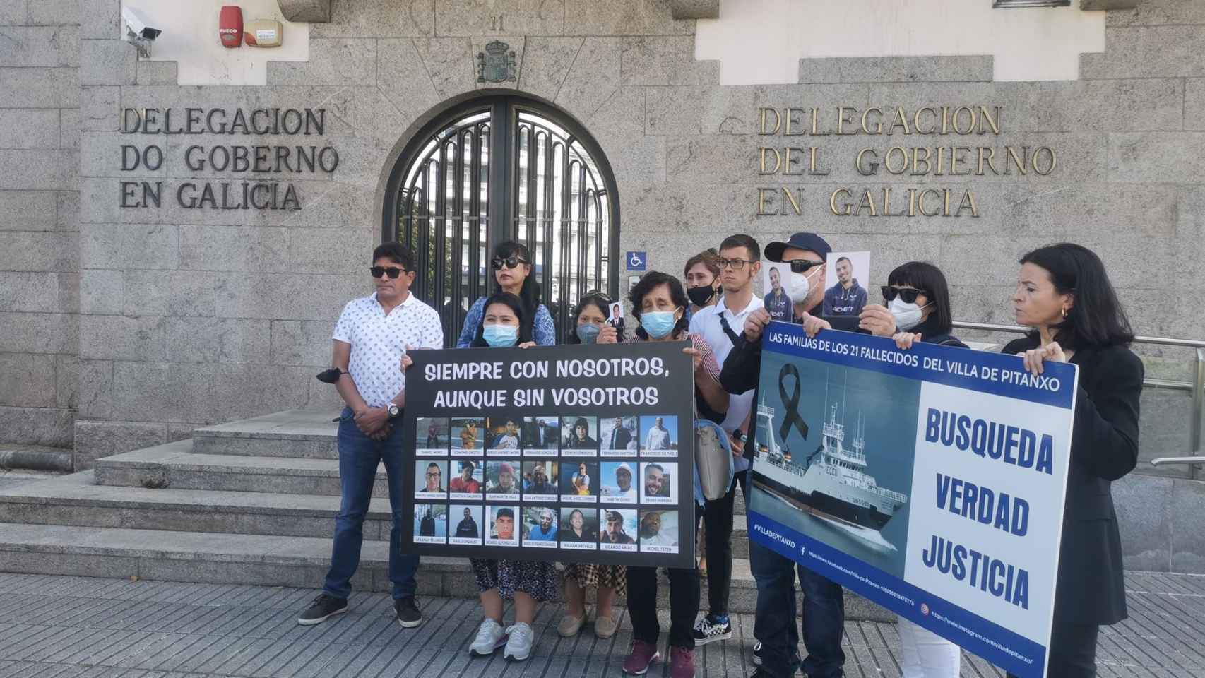 Protesta de los familiares de los 21 fallecidos en el naufragio del ‘Villa de Pitanxo’ ante la Delegación del Gobierno en Galicia, en A Coruña.